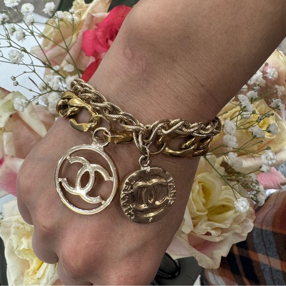 Authentic Chanel CC Logo Pendant w/ an unbranded Gold tone link chain bracelet - Picture 6 of 14